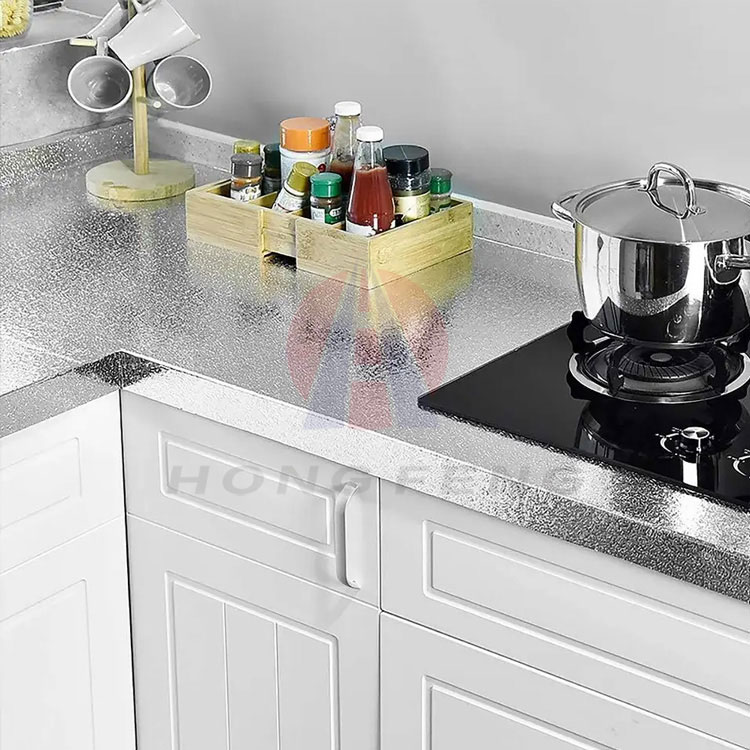 Po co używać naklejek z folii aluminiowej zamiast tradycyjnych backsplashów
